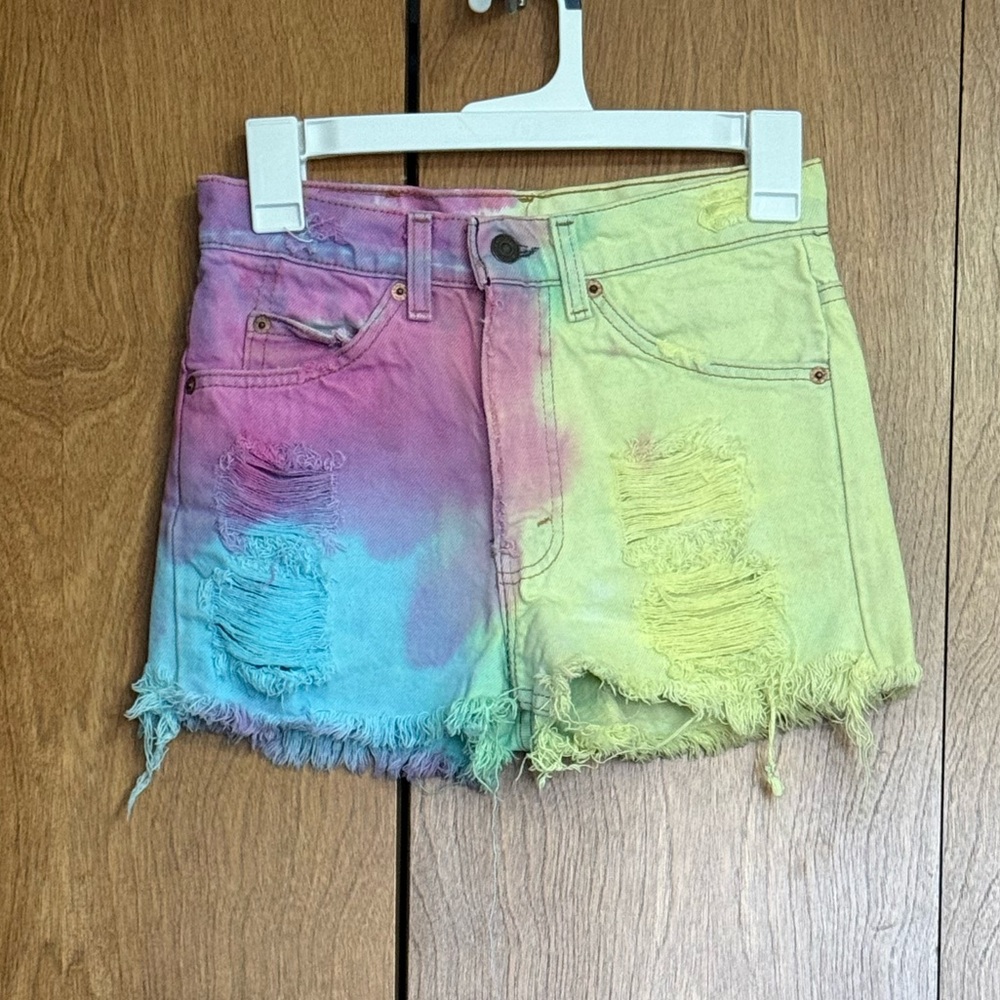 Urban Outfitters Levi’s Up-cycled Tie-dye Distressed Denim Shorts Size 26